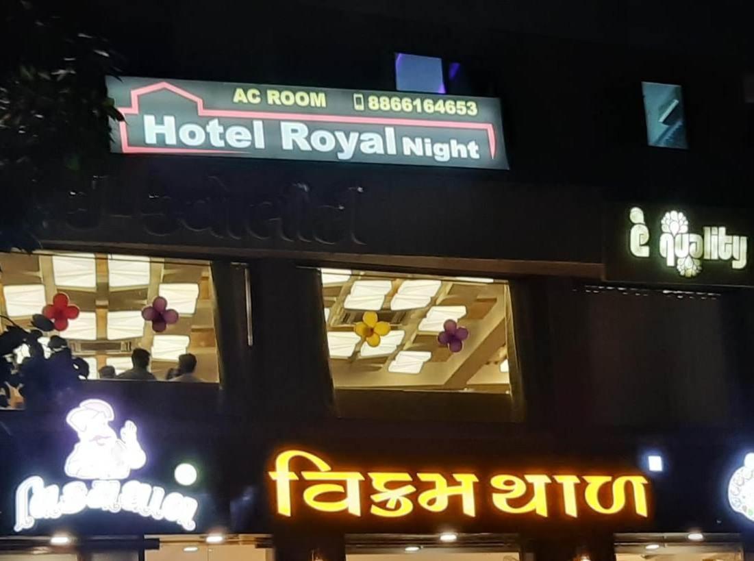 Hotel Royal Night อาเมดาบัด ภายนอก รูปภาพ