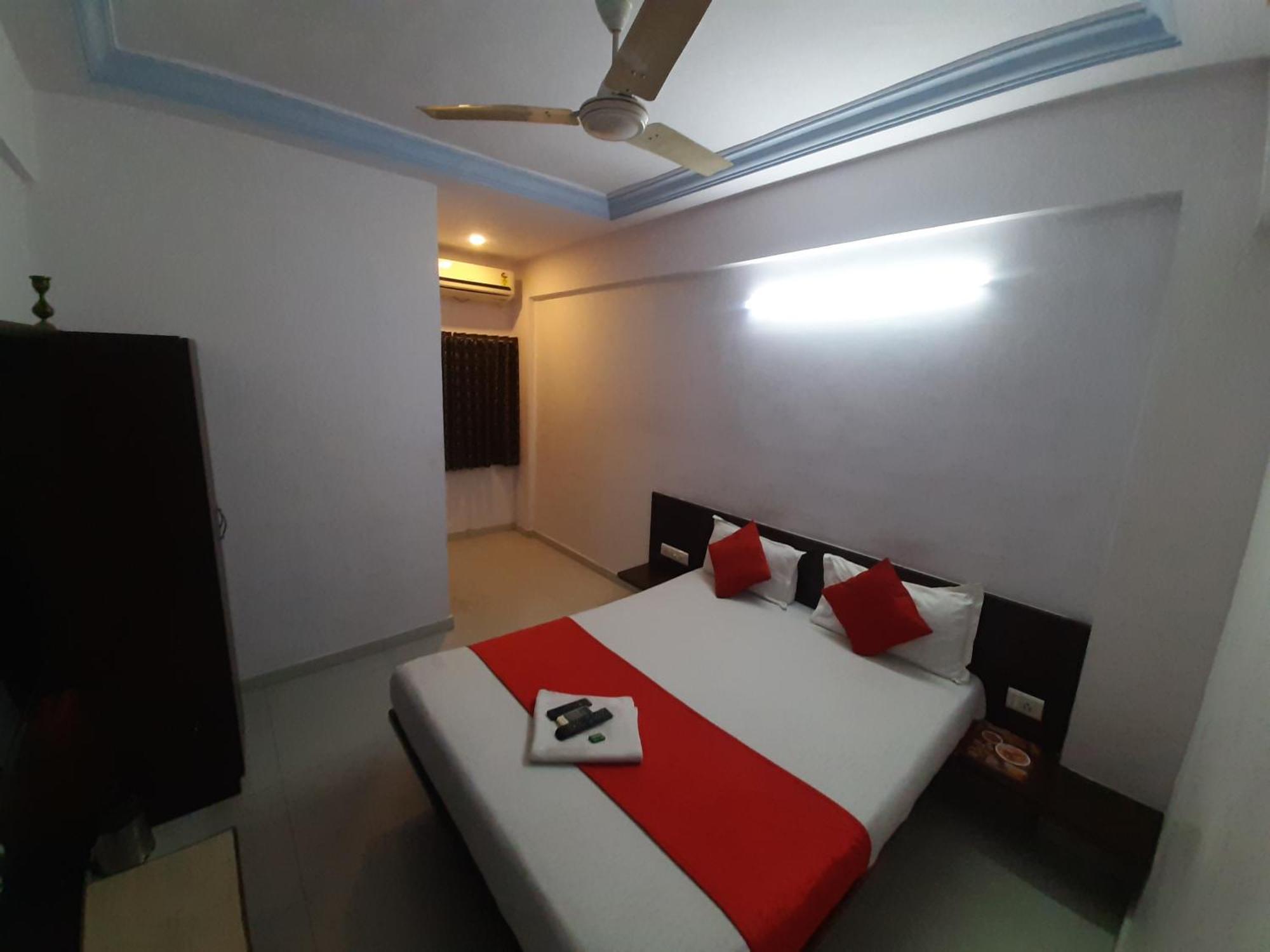 Hotel Royal Night อาเมดาบัด ภายนอก รูปภาพ