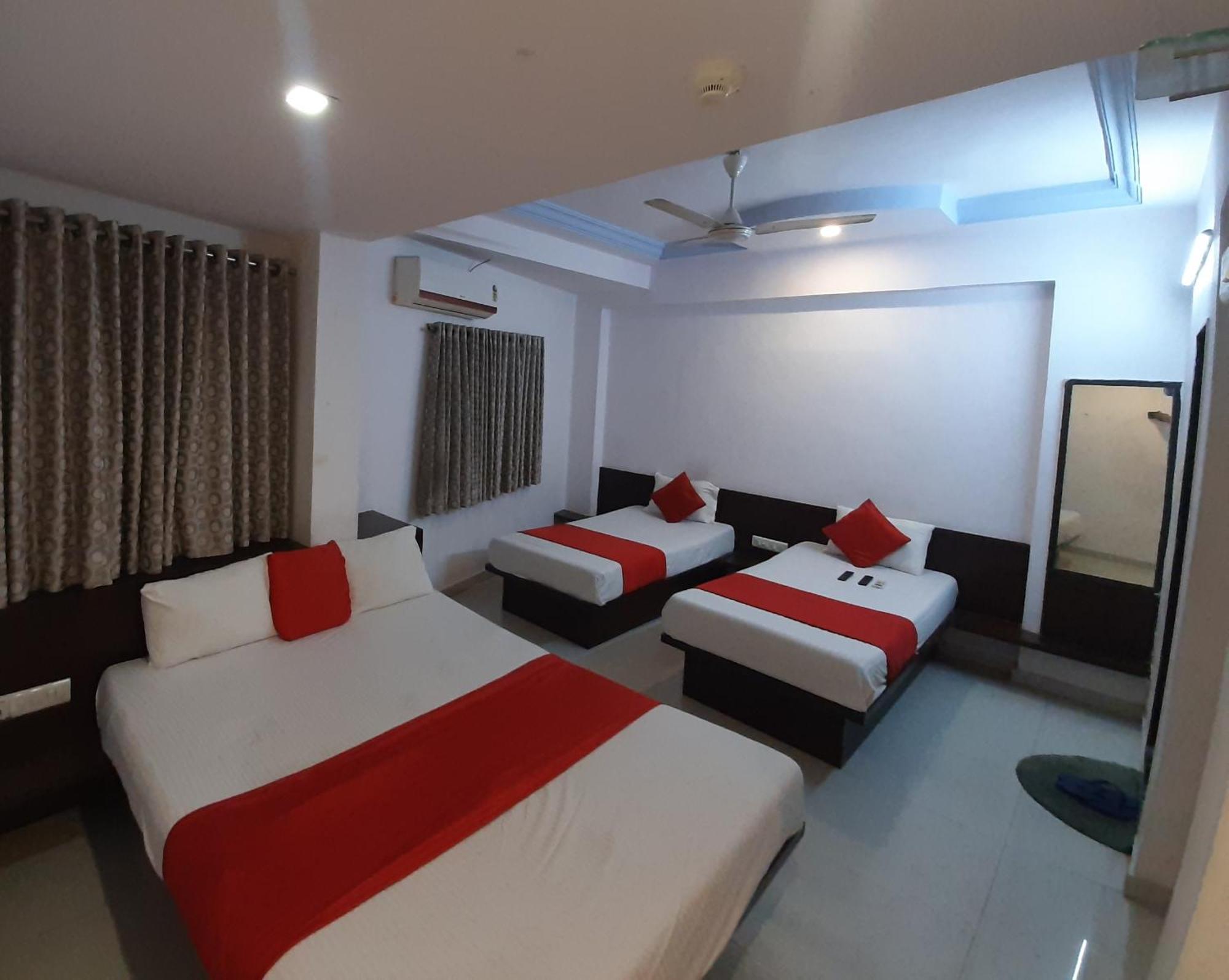Hotel Royal Night อาเมดาบัด ภายนอก รูปภาพ