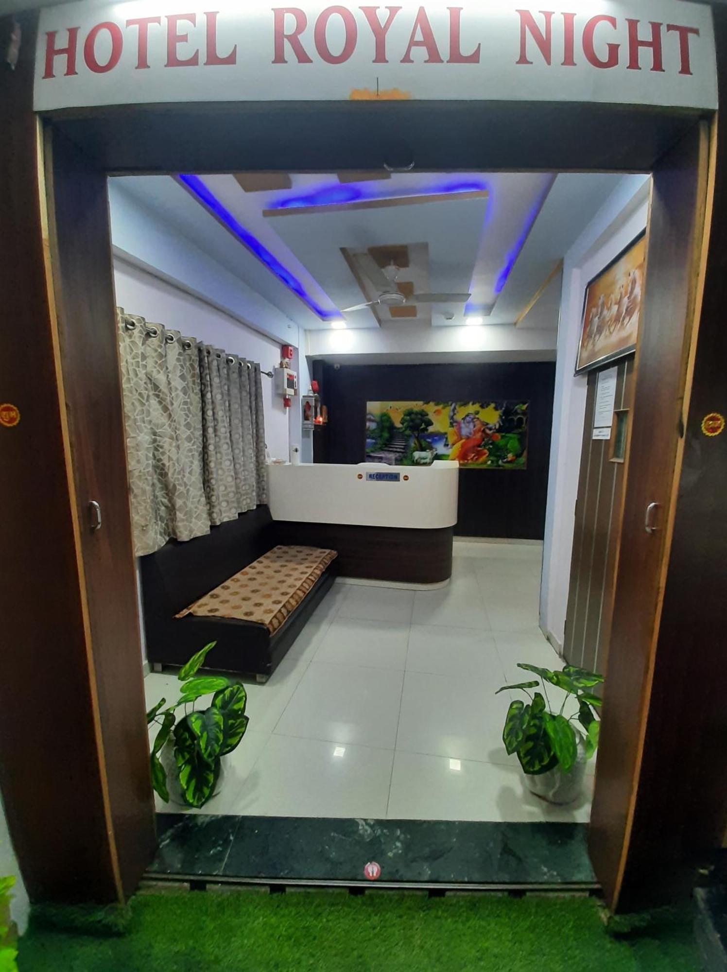 Hotel Royal Night อาเมดาบัด ภายนอก รูปภาพ