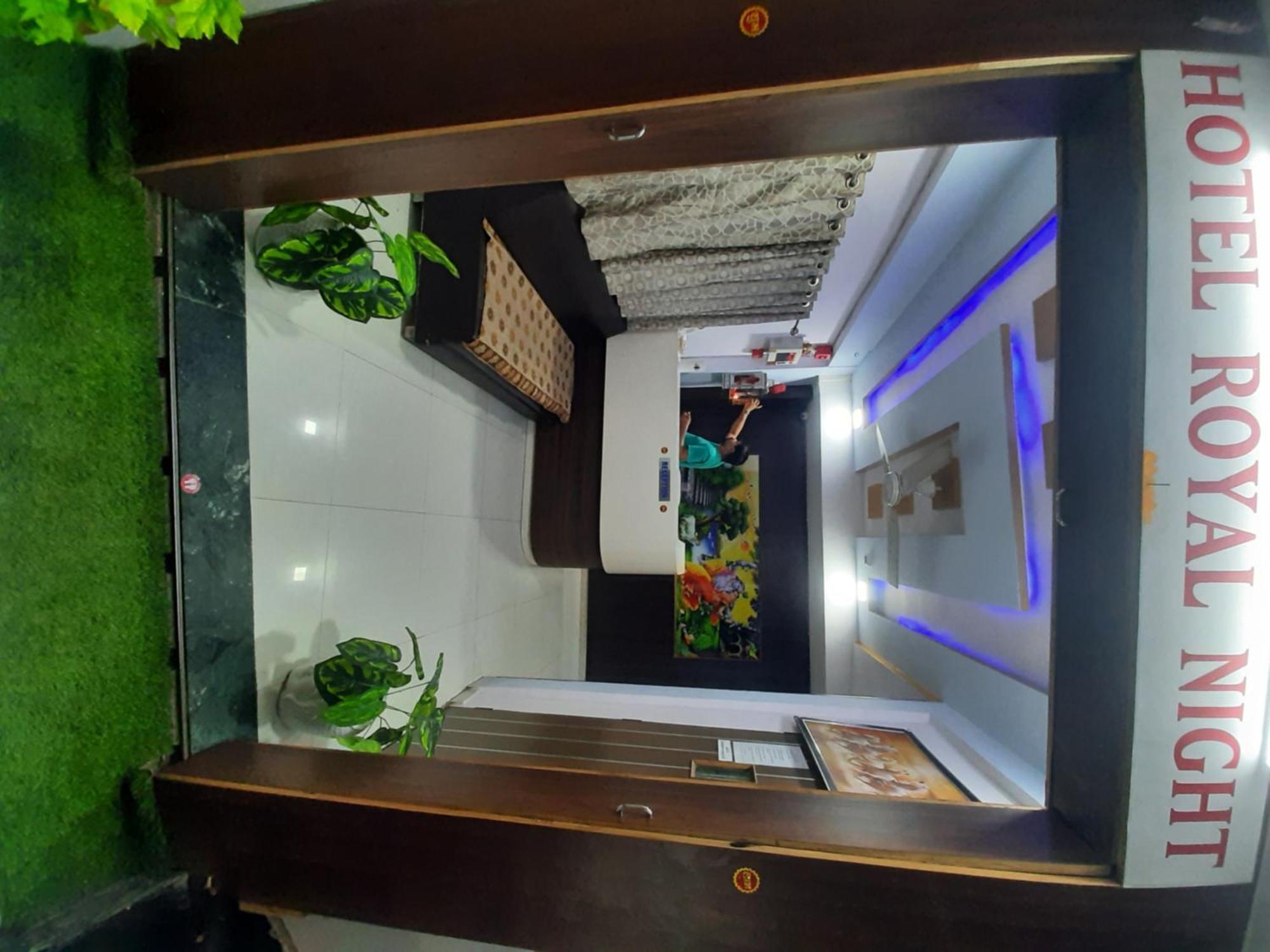 Hotel Royal Night อาเมดาบัด ภายนอก รูปภาพ